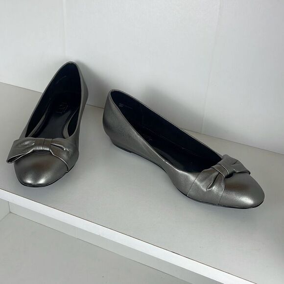 Ann Taylor LOFT Bow Accent Micro Wedge Flats 6 - Picture 2 of 16